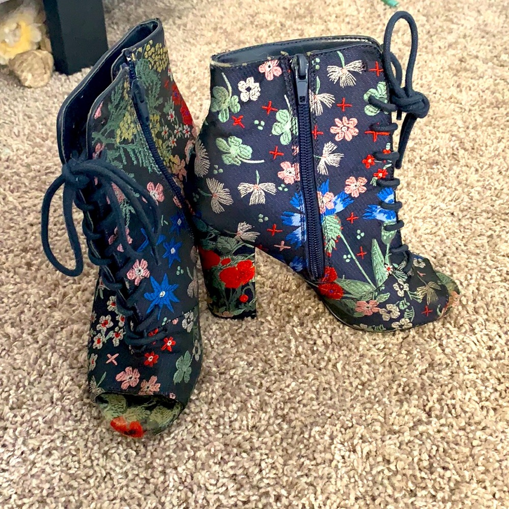 Steve Madden open toed lace up booties